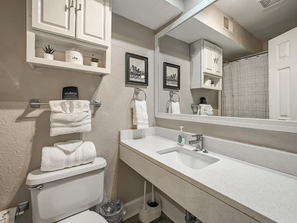 Heart Of Westport 1Br Villa Kansas City Exteriör bild