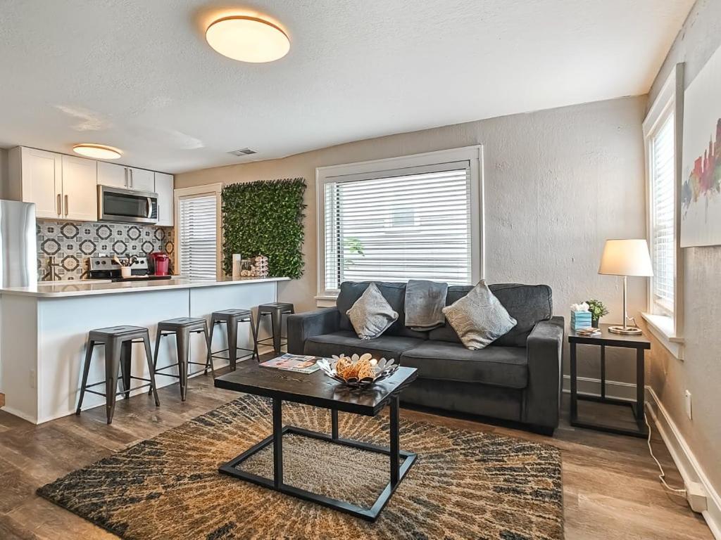 Heart Of Westport 1Br Villa Kansas City Exteriör bild