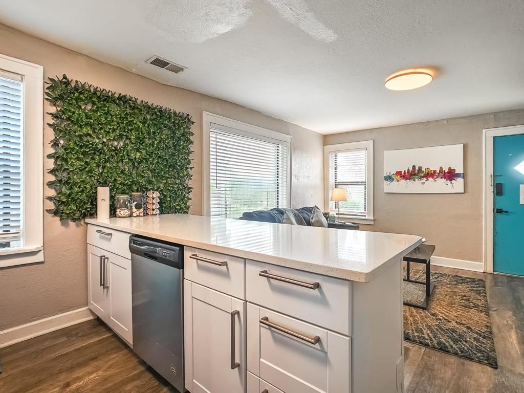 Heart Of Westport 1Br Villa Kansas City Exteriör bild